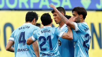 VILLARREAL, 09/05/2021.- El cnetrocampista argentino del Celta, Augusto Solari (c) celebra con sus compañeros, su gol ante el Villarreal, cuarto del equipo, durante el encuentro correspondiente a la jornada 34 de primera división disputado h