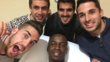 Koné, en el hospital, con varios compañeros