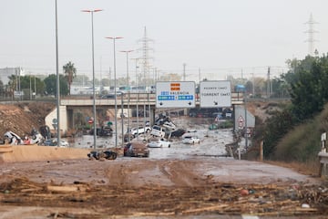 Automóviles dañados a lo largo de una carretera afectada por lluvias torrenciales que provocaron inundaciones, en las afueras de Valencia, España.