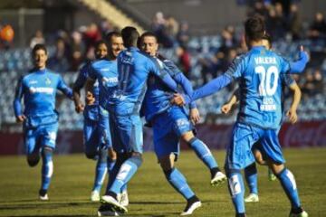 El delantero del Getafe Álvaro Vázquez, felicitado por sus compañeros tras marcar el primer gol de su equipo frente al Rayo Vallecano en el partido de la decimoséptima jornada de la Liga de Primera División