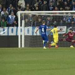El Villarreal tumba al Alavés gracias al debutante Fer Niño