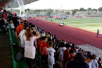 Seguidores viendo el entrenamiento.