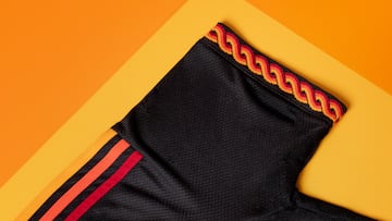 La Roma y Adidas presentaron la nueva equipaci¨®n alternativa para esta temporada. La nueva equipaci¨®n luce negra con el escudo de la Loba, que visti¨® el pecho romanista entre 1979 y 1997, y detalles art¨ªsticos recordando la ¨¦poca romana.