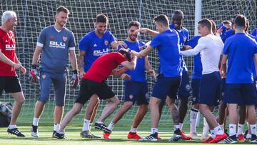 Marcelino: "Que el Barça perdiera contra el Liverpool no va a ser determinante"