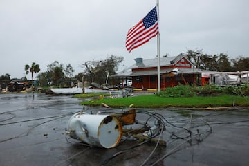 Vista de un edificio dañado de Al's Family Farms, un negocio que Jeff Schorner perdió tras el paso del huracán Milton, en Lakewood Park, cerca de Fort Pierce.