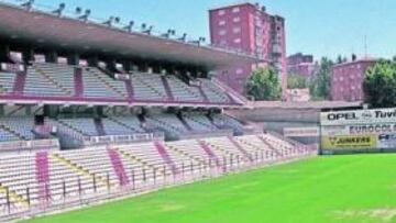 <b>LA POLÉMICA. </b>Vista del Teresa Rivero, con las vallas que rodean el perímetro del terreno de juego.
