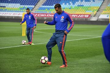 Edwin Cardona realizando calentamiento con Balón en el Estadio Mundialista de Suwon