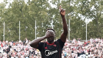 Akor Adams celebra su gol.