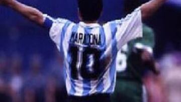 <b>OTROS TIEMPOS.</b>El legendario jugador argentino, Maradona, no podrá asistir al Mundial 2002, ni de comentarista, por la negativa de Japón.