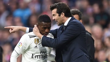 Solari, dando instrucciones a Vinicius.