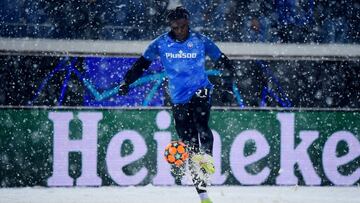 Duván Zapata durante el calentamiento previo a un partido de Atalanta en Champions League.