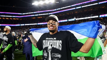 El receptor de los Seahawks celebra con la bandera de Sierra Leona tras obtener el Super Bowl LX