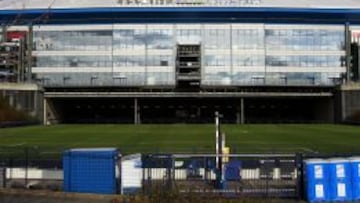 Veltins-Arena. Este es el tercer estadio que ha tenido el Schalke en su historia. Por debajo tiene tuberías para llevar la cerveza y el césped es móvil.