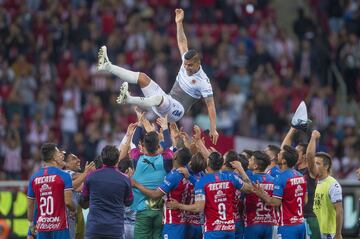 Salcido debutó y saltó a la fama con Chivas y siempre expresó su deseo de retirarse con el rebaño y tuvo su oportunidad de hacerlo, sin embargo, Carlos decidió extender más su carrera y ponerle fin con Veracruz, justo en el último partido del equipo jarocho fue contra Chivas.