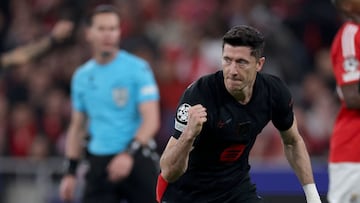 Barcelona's Polish forward #09 Robert Lewandowski celebrates scoring his team's first goal from the penalty spot during the UEFA Champions League, league phase football match between SL Benfica and FC Barcelona at Luz stadium in Lisbon on January 21, 2025. (Photo by FILIPE AMORIM / AFP)