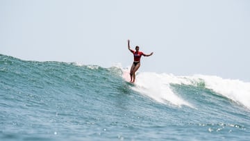 Surfista practicando longboard en El Salvador