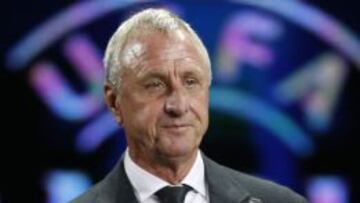 Cruyff condecorado por Platini