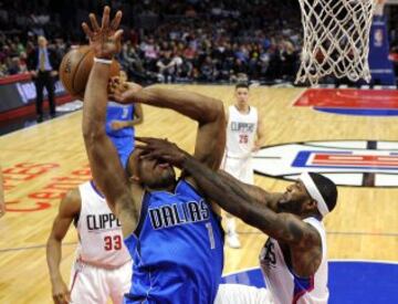 Justin Anderson de los Dallas Mavericks y Josh Smith de Los Angeles Clippers.