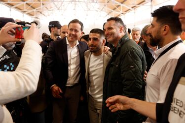 Ilia Topuria rodeado de seguidores. 