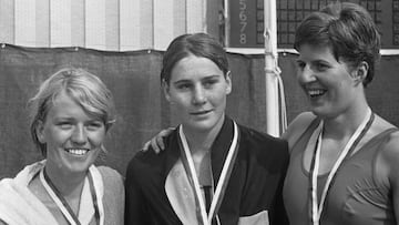 Karen Muir (en el centro) durante una ceremonia en el podio.