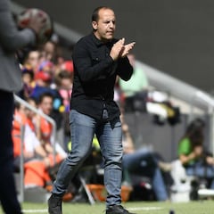 El entrenador del Barça femenino le da un toque a la FEF