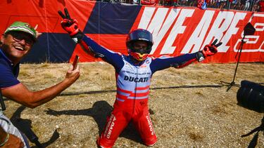 Marc MÁrquez celebra su victoria en el GP de Aragón.