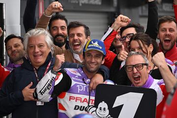 Alegría de Johann Zarco junto con su equipo al completo tras la victoria en el Gran Premio de Australia.