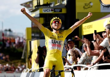 Tadej Pogacar, ciclista del UAE Team Emirates, celebra la victoria a su paso por línea de meta al término de la etapa.