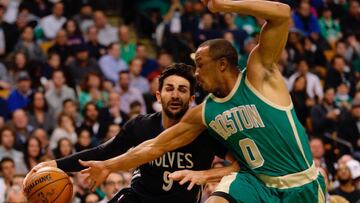 CJX01. BOSTON (EE.UU.). 15/03/2017.- Ricky Rubio (i) de Minnesota Timberwolves en acción con Avery Bradley (d) Boston Celtics hoy, miércoles 15 de marzo 2017, durante un juego de la NBA en TD Garden en Boston (EE.UU.). EFE/CJ GUNTHER