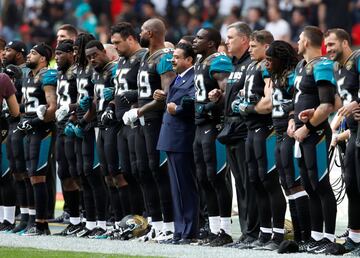 Shahid Khan, dueño de los Jaguars, saltó al campo con sus jugadores.