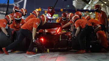 Parada de Leclerc en el box de Ferrari durante los test de F1 en Bahréin.