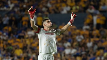 AME4767. MONTERREY (MÉXICO), 04/10/2023.- Tiago Volpi portero de Toluca celebra un gol ante Tigres hoy, durante un partido correspondiente a la jornada 11 del Torneo apertura 2023 disputado en el estadio Universitario, en Monterrey (México). EFE/Miguel Sierra.
