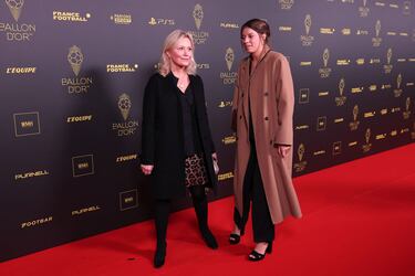La ex presidenta de la Ligue de Football Professionnel (LFP), Nathalie Boy, posa a su llegada a la ceremonia de entrega del Balón de Oro.