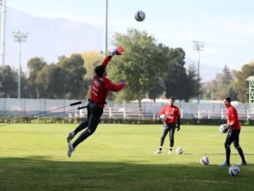 Imagen similar, aunque esta vez es Johnny Herrera el protagonista.