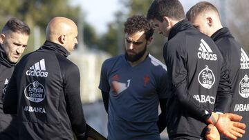 Cardoso, dando instrucciones a sus jugadores.