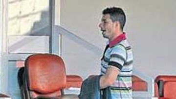 <b>JORNADA MOVIDA.</b> A eso de las 12:00, Rubén Castro llegó al Nou Estadi para ver las instalaciones. Primero estuvo acompañado de Xavier Monclús, el gerente; luego recibió la visita del presidente, Josep Maria Andreu, y, pot último, se encontró con Luis César. El jugador pasó la revisión y firmó. Hoy será presentado.