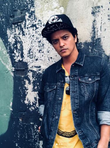 Peter Gene Hernández
Tal vez pocos lo sepan, pero no se llama Bruno; el que lo empezó a llamar así fue su padre desde que era pequeño por el luchador Bruno Sammartino. En cuanto a Mars, este nació porque el canantante de Just the Way You Are, sentía que le hacía falta fuerza a su nombre, pero como siempre le decían que estaba fuera de este mundo, él supuso que venía de Marte.