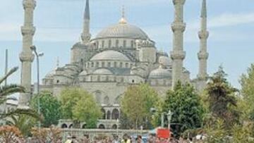 <b>ESCENARIO ÚNICO. </b>Alonso, delante de la famosa Mezquita Azul.