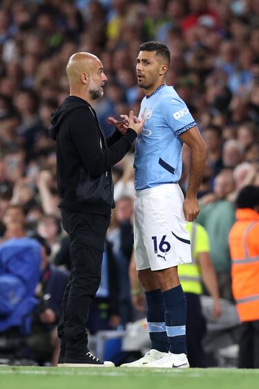 Rodri, vuelve a jugar un partido oficial ocho meses después de romperse el cruzado. En la imagen con Pep Guardiola momentos antes de saltar al terreno de juego.