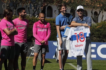 El golfista chileno Joaquin Niemann realiza visita a un entrenamiento del equipo de futbol de Universidad Catolica en el estadio San Carlos de Apoquindo de Santiago, Chile.