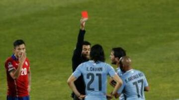 El momento en que Sandro Ricci expulsa a Edinson Cavani.