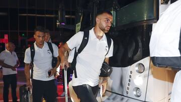 Borja Mayoral entrando en el autobús en una concentración del Real Madrid