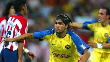 Reinaldo Navia festeja gol con América en contra de Chivas.