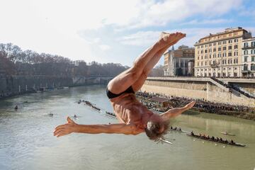 Comenzó 2023 y los rituales de bienvenida al año se repitieron en todos los rincones del mundo. Como el salto de 18 metros de Marco Fois desde el puente Cavour sobre el río Tíber, como parte de las convencionales celebraciones de Año Nuevo en Roma. El ex socorrista no falta a su cita con la tradición desde el año 2012.