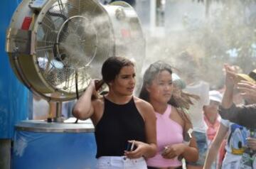 Los asistentes al Open de Australia sofocan su calor con ventiladores de agua vaporizada