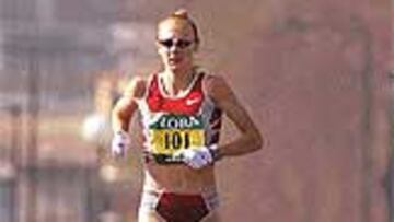 <b>EL RÉCORD MÁS VIEJO Y EL MÁS JOVEN.</B> La checa Jarmila Kratochvilova tiene el récord más viejo del atletismo femenino y la británica Paula Radcliffe (en la imagen) el más joven. La centroeuropea, ahora entrenadora, tiene el de 800 metros nada menos que desde 1983. Su aspecto físico, entonces, era impresionante. La inglesa, por su parte, mejoró el pasado domingo el tope de maratón con una marca estratosférica de 2h 15:25. Un abismo entre una y otra.