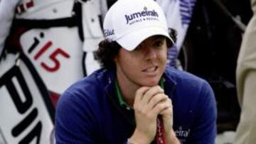 Rory McIlroy analiza un golpe.