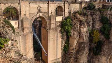 Dani Román atraviesa volando el arco central del Puente Nuevo de Ronda