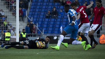 Intervención de Sirigu ante Caicedo en el Espanyol 3 Osasuna 0 de la jornada 24 en Primera División.