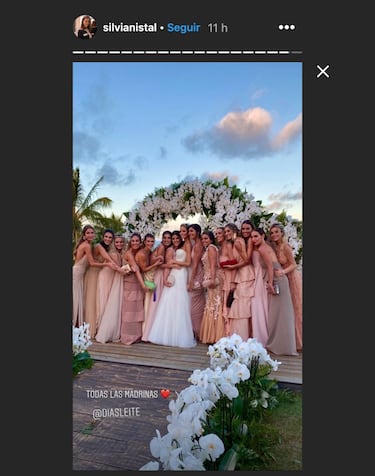Las madrinas de boda posaron en el altar.